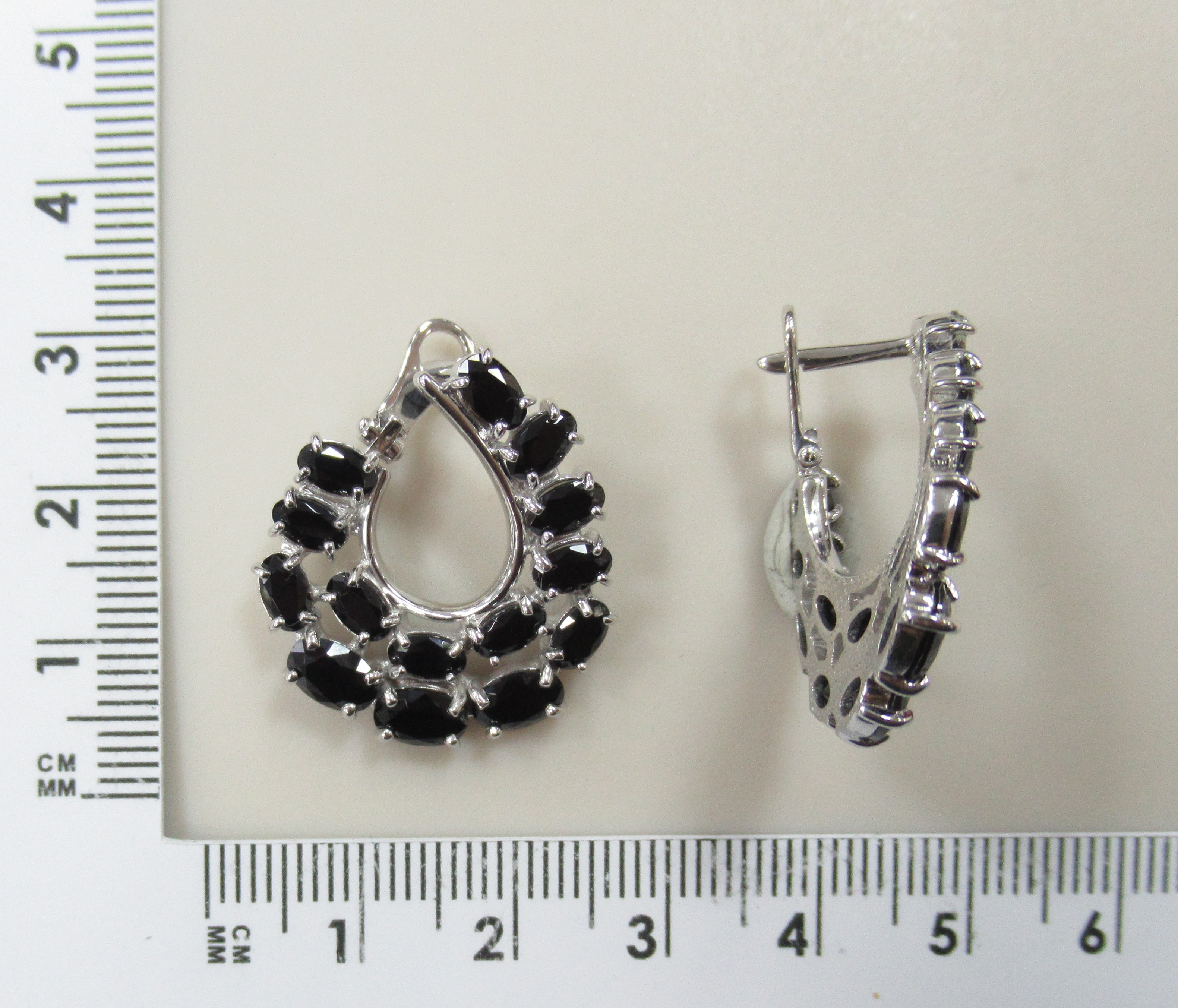Серебряные серьги со шпинелью